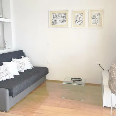 Sol - 5m From The Sea Apartmán *